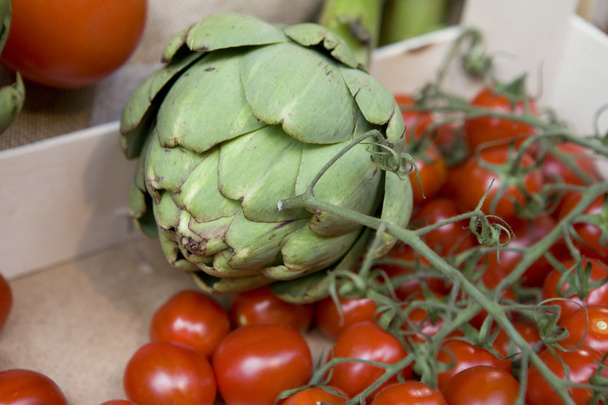Gemüse im Gemüseladen. Artischocke und Tomate - Foto, Bild