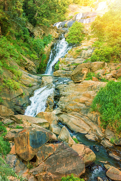 Wodospad Ravana w zielonym lesie - Zdjęcie, obraz