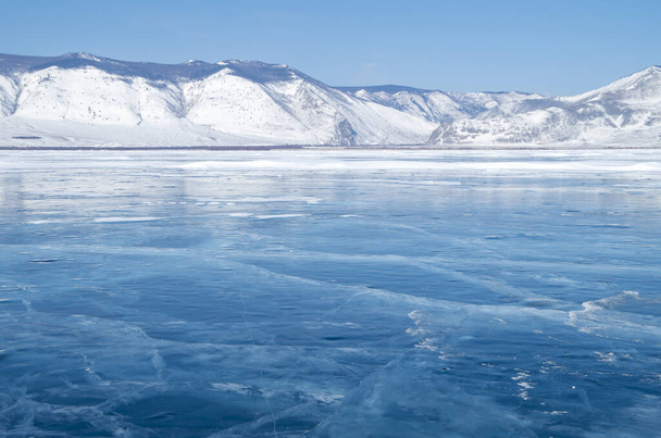 Powierzchnia lodowa jeziora Baikal. - Zdjęcie, obraz