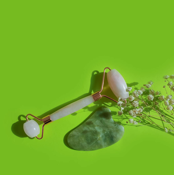  rolka do masażu kwarcowego, kwiat cyganerii na kolorowym tle - Zdjęcie, obraz