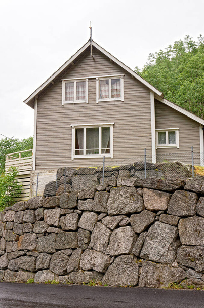 Skandinavisches Traditionshaus - Alte Bautraditionen im Nationalpark Jostedalsbreen - Norwegen - Foto, Bild