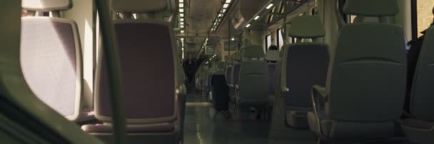 Moderna clase económica europea rápida tren interior. Dentro del compartimento del tren de alta velocidad. - Imágenes, Vídeo