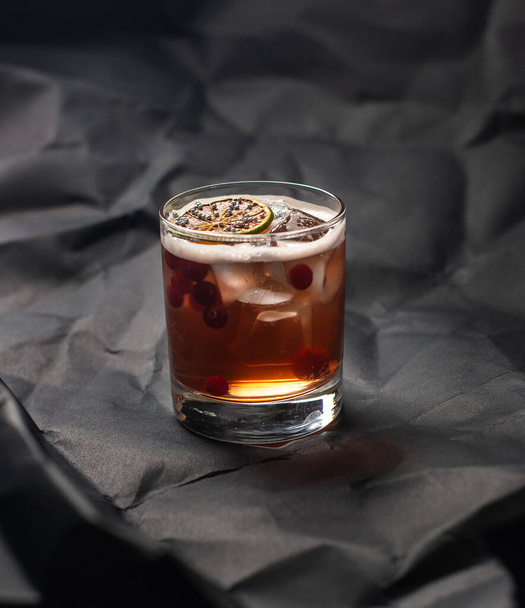 Whiskey mit Eis im Glas auf dunklem Hintergrund - Foto, Bild