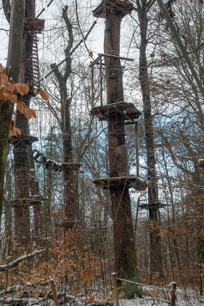 Pěkný obrázek lezeckého, zip-line lesoparku na Nerobergu, Wiesbaden, Německo, intresting fotografie - Fotografie, Obrázek