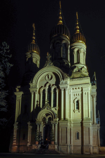 Une image intéressante de l'église orthodoxe de Wiesbaden, Allemagne sur Nero Berg, une photo passionnante - Photo, image