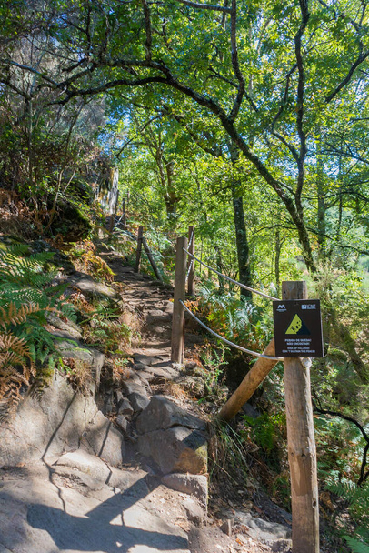 Vuile weg beklimmen met rotstrap en touw valbeveiliging, in Portugal - Foto, afbeelding