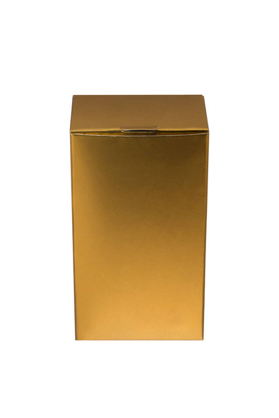 Kleine gouden kartonnen doos voor parfum of producten geïsoleerd op witte achtergrond  - Foto, afbeelding