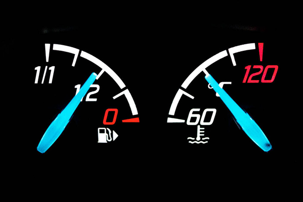 Luz indicadora de medio nivel de combustible en un tablero de instrumentos del coche. - Foto, Imagen