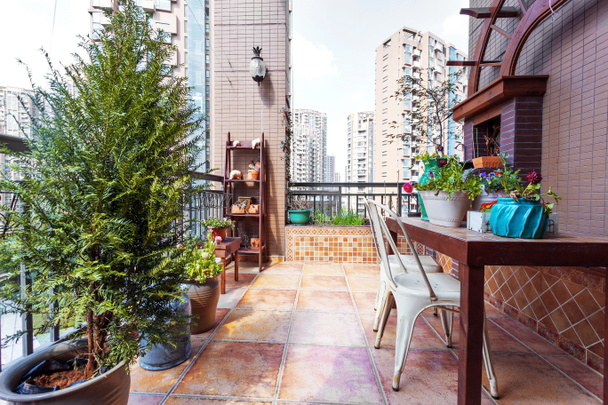 стильний балкон з рослинами
  - Фото, зображення