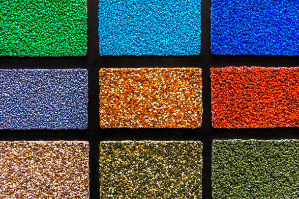 Ukázky vícebarevného stavebního materiálu ze sádrokartonu pro dekoraci fasády a interiéru budov. - Fotografie, Obrázek