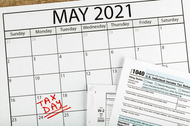 Internal Revenue Service (IRS) heeft de termijn voor het indienen van de Amerikaanse federale inkomstenbelasting verlengd tot 17 mei 2021. Concept afbeelding toont een kalenderpagina die de nieuwe belastingdag voor 2021 markeert. - Foto, afbeelding