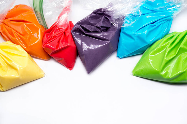 Potrubní tašky s pestrobarevnou polevou pro výzdobu dortů nebo sušenek. Izolováno na bílém pozadí - Fotografie, Obrázek