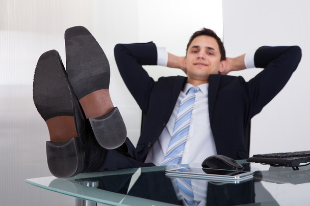 розслаблений бізнесмен мріяти в офісі
 - Фото, зображення