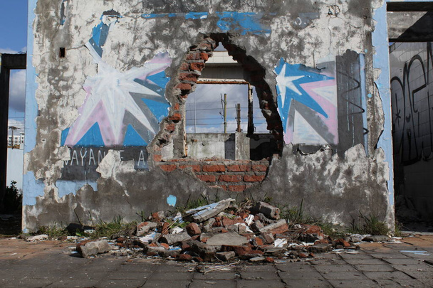 Ruiny zniszczone trójkątem na ścianie. - Zdjęcie, obraz