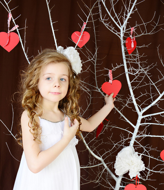 Belle fille près d'un arbre blanc d'amour
 - Photo, image