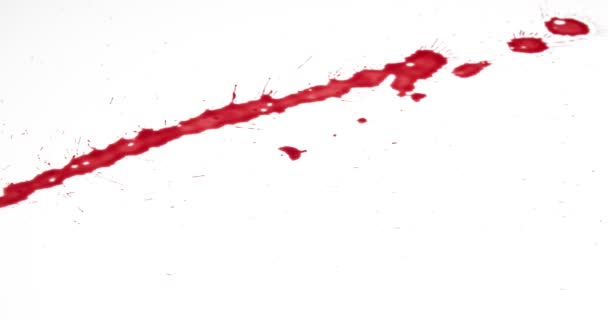 Maniak doden slachtoffer en laten vallen mes op witte achtergrond - Video