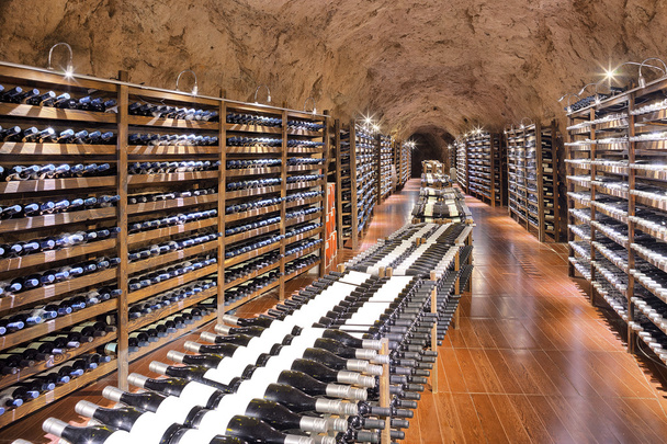 Cave à vin avec bouteille de vin et verres
  - Photo, image