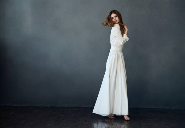 mulher bonita e vestido branco glamour e luxo modelo de fundo cinza - Foto, Imagem
