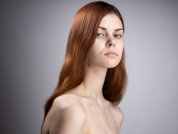 портрет женщины рыжие волосы голые плечи вид сбоку - Фото, изображение