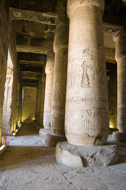 Kilátás az első Hypostyle Hall a templom Seti I Abydos, Egyiptom. Úgy tartják, hogy a templom Ozirisz temetkezési helyén van,... a halottak ősi egyiptomi istenénél.. - Fotó, kép