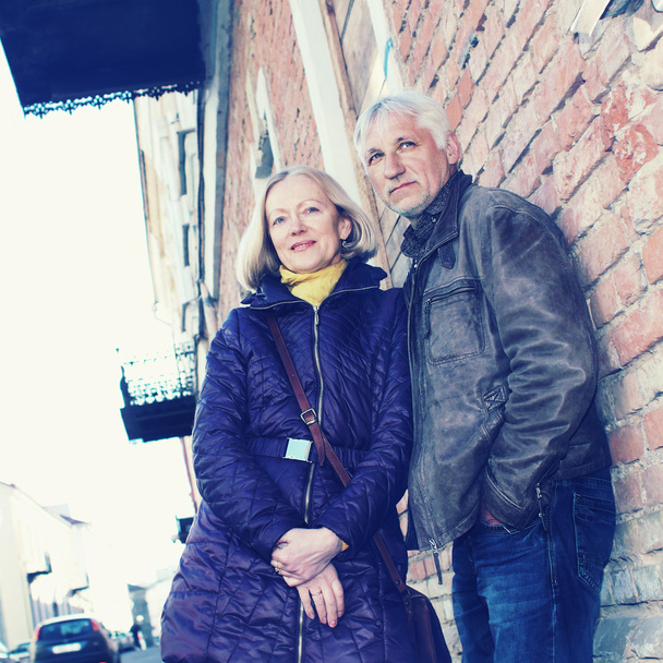 Bella coppia matura a piedi lungo le strade della città
 - Foto, immagini