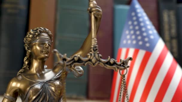 Lady σύμβολο της δικαιοσύνης με σημαία των ΗΠΑ και φόντο βιβλιοθήκη - Πλάνα, βίντεο