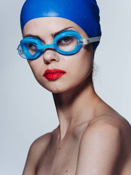 Mulher em óculos para natação lábios vermelhos modelo maquiagem - Foto, Imagem