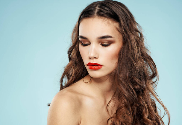 Modèle sexy avec lèvres rouges épaules nues maquillage look recadré - Photo, image