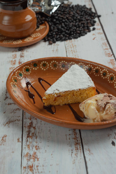 Десерт из мексиканского хлеба с сахаром и шарик мороженого с сопровождающим кофе - Фото, изображение