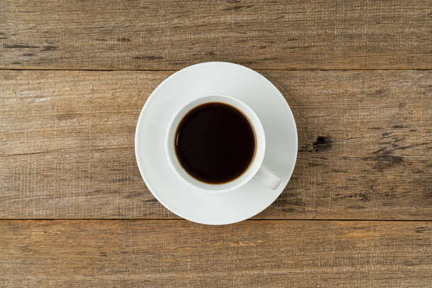 Чашка кави на міцному дерев'яному фоні дошки
. - Фото, зображення
