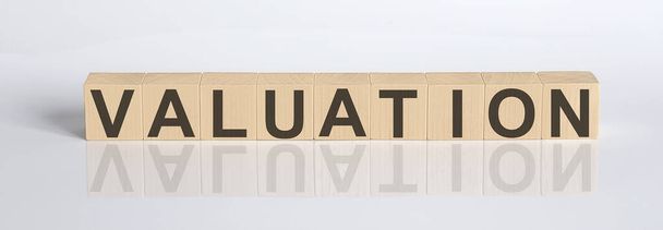 WERTUNG Wort geschrieben auf würfelförmigen Holzklötzen auf weißem Hintergrund - Foto, Bild