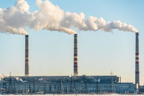 Περιβαλλοντικό πρόβλημα της ρύπανσης του περιβάλλοντος και του αέρα σε μεγάλες πόλεις. Κλιματική αλλαγή, οικολογία και παγκόσμια θερμότητα.Ο ουρανός είναι καπνιστός με τοξικές ουσίες.Εκκίνηση από εργοστάσια - Φωτογραφία, εικόνα