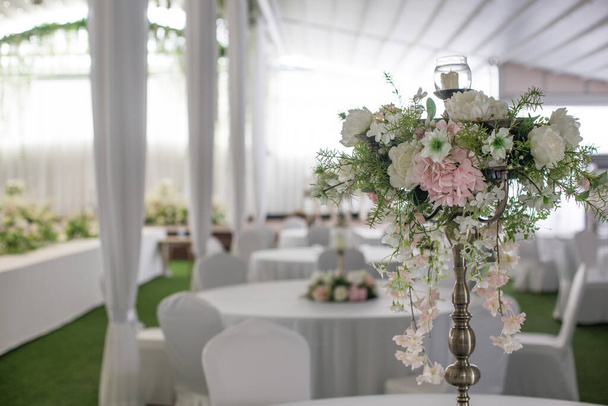 Pięknie urządzone w białej kolorystyce sala weselna - Zdjęcie, obraz