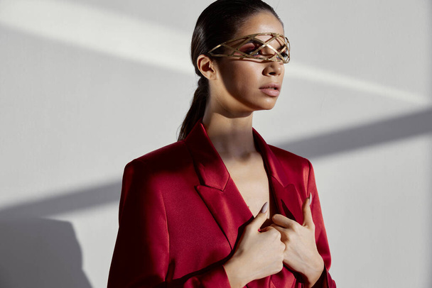 γυναίκα κοσμήματα διακόσμηση γυαλιά κόκκινο σακάκι μοντέλο μοντέρνα ρούχα - Φωτογραφία, εικόνα
