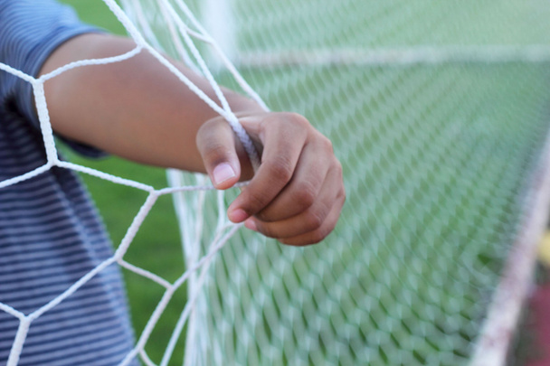 Στόχος του ποδοσφαίρου - Ποδόσφαιρο δίχτυα στο χέρι - Φωτογραφία, εικόνα