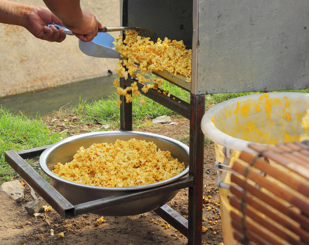 patlamış mısır piyasasında kaplı bir karamel yapmak - Fotoğraf, Görsel