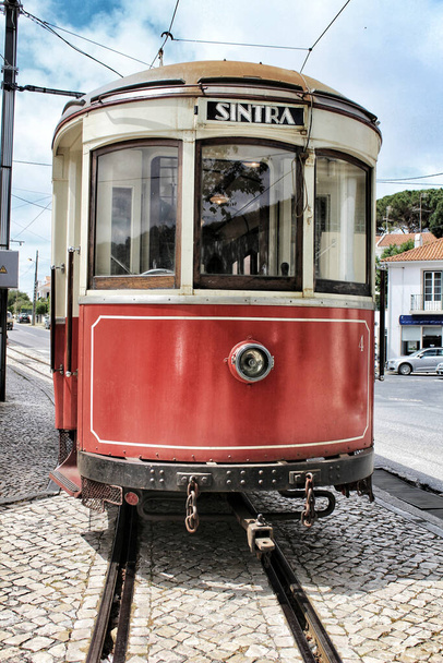 Tram rouge coloré dans les rues de Sintra, Lisbonne au printemps. - Photo, image