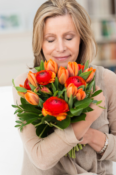 Woman hugging a bunch of fresh flowers - Foto, Bild