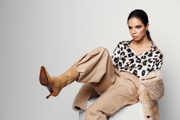 hezká žena v módní podzimní oblečení leopard shirt studio - Fotografie, Obrázek