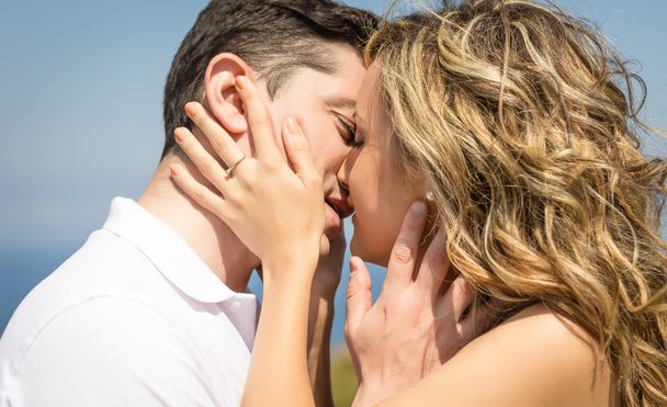 情熱的な愛のカップルが夏の日にキス - 写真・画像