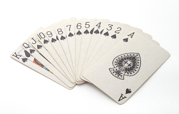 Glücksspiel mit Karten vor weißem Hintergrund. - Foto, Bild