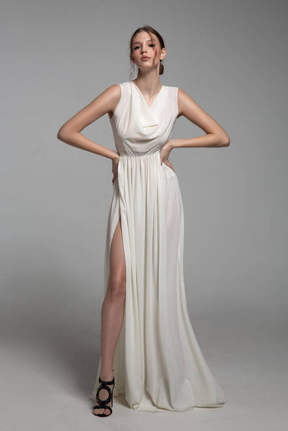 Mode femme portrait en blanc longue robe aérienne aérée - Photo, image