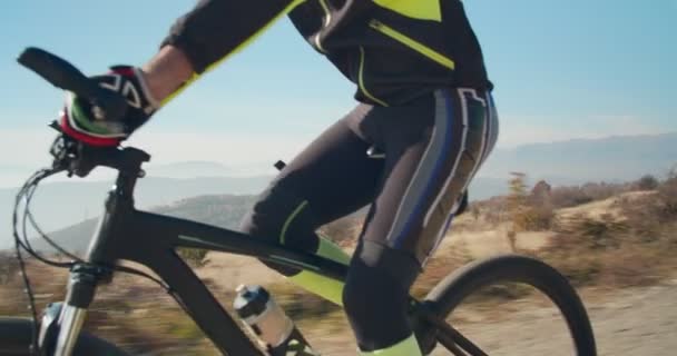 Mies pyöräilijä ratsastus hänen pyörä vuorilla - Materiaali, video