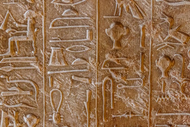 Jeroglíficos egipcios antiguos tallados en la pared de piedra - Foto, imagen