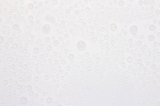 gota de agua en la superficie blanca como fondo - Foto, imagen
