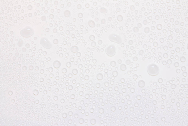 Beyaz yüzeyde arkaplan olarak su damlası - Fotoğraf, Görsel