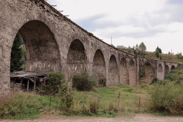 Eski demiryolu köprüsü, eski viyadük Vorokhta, Ukrayna. Karpat Dağları, vahşi dağ manzarası. - Fotoğraf, Görsel