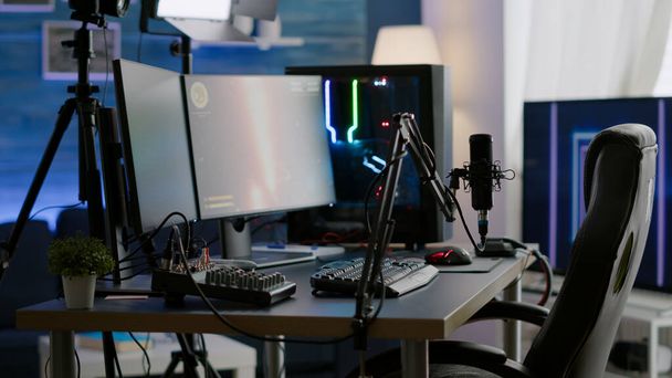 Studio de streaming vide avec lumières LED RVB ordinateur personnel puissant - Photo, image