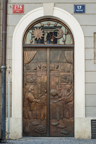 Kupfermetall braune antike Tür in der Altstadt von Prag, Tschechien. Ornament die Studie des Astrologen und des Alchemisten. Sternbild, Mond und Sonne - Foto, Bild