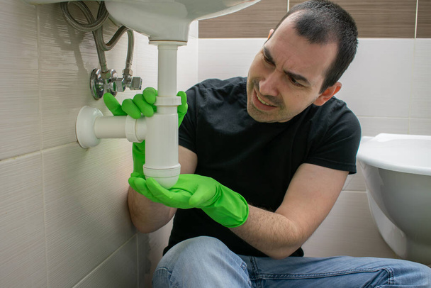 A fő téma a fókusz, megoldása közös háztartási csatorna problémák, tünetek Megoldások elzáródás férfi ülni padló boldogtalan fáradt mosogató cső fürdőszoba javítás lassú leeresztés - Fotó, kép